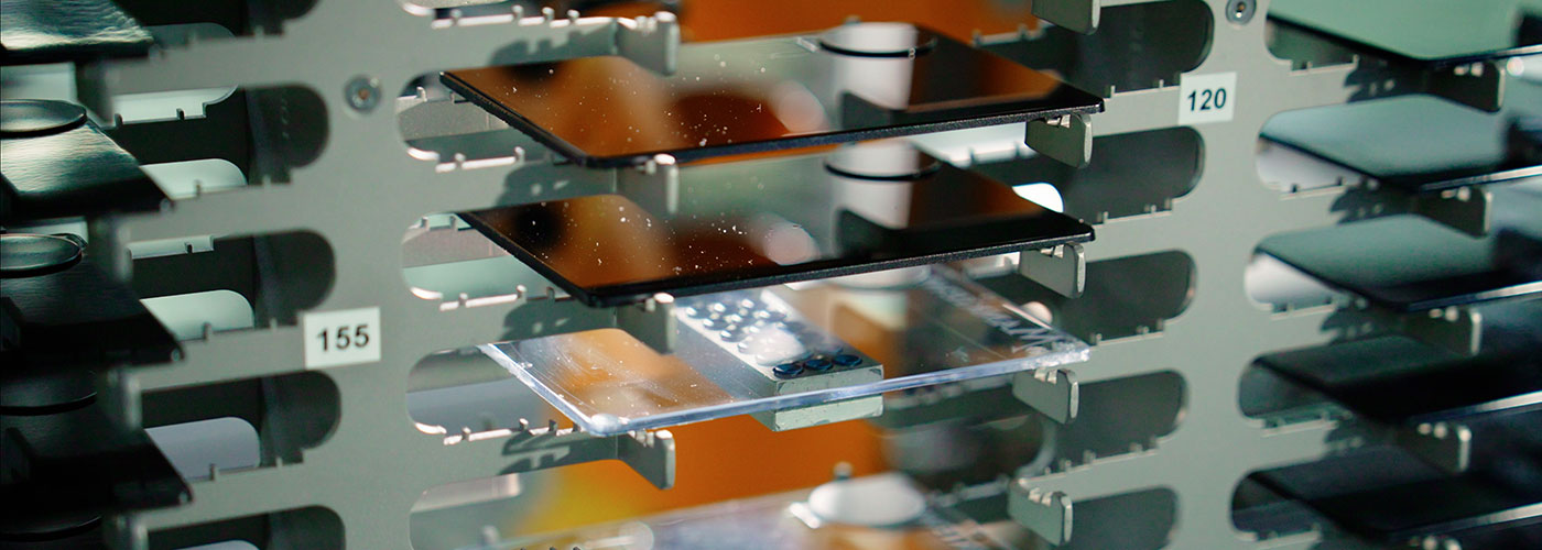 Mitglieder & Partner Menschen sitzen im Gespräch vertieft zusammen in einem Workspace