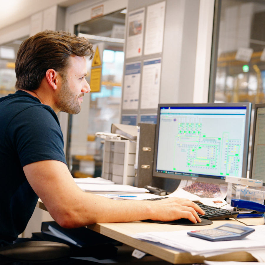 Ein Mann sitzt vor dem Computer und arbeitet