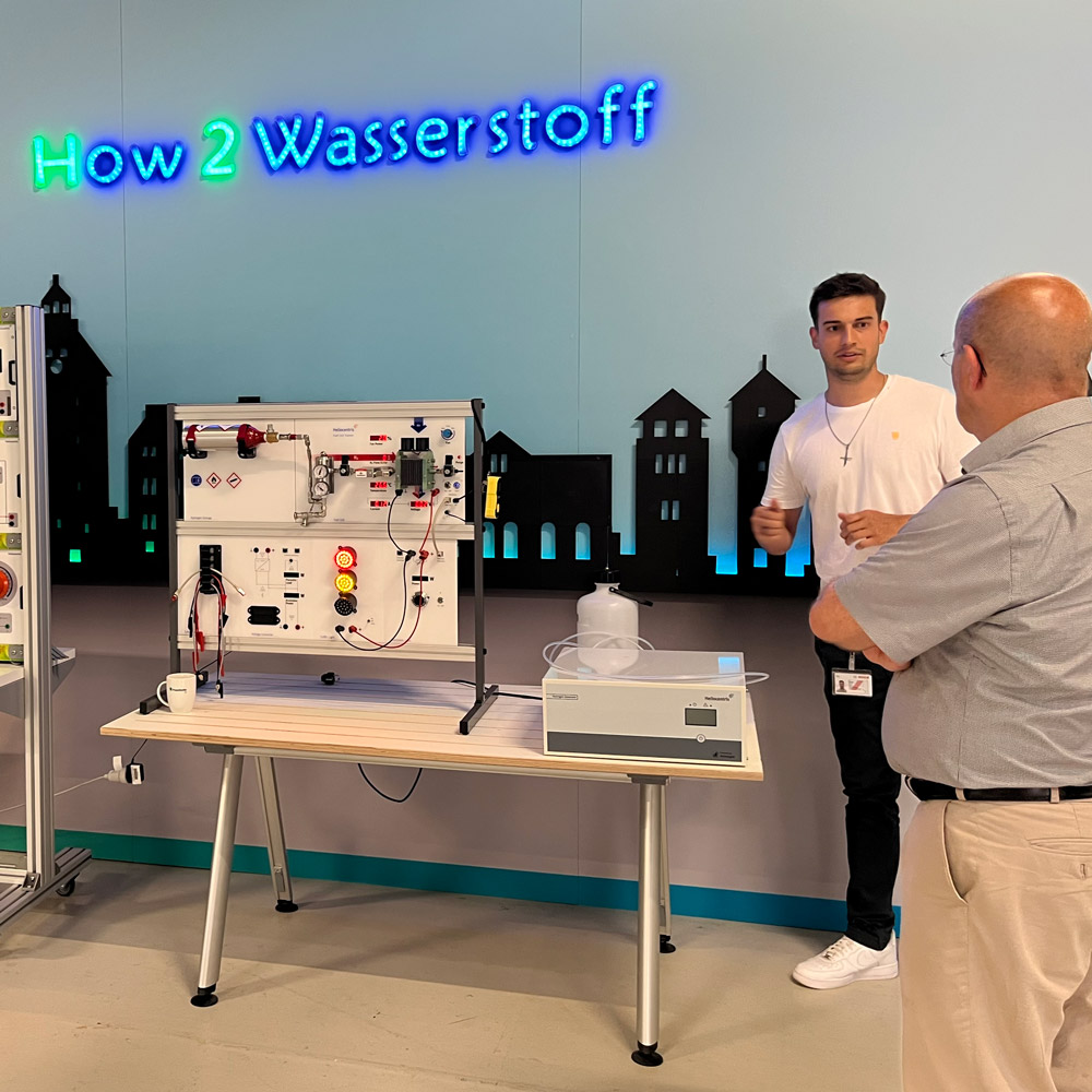 Zwei Menschen im Gespräch am Messestand Wasserstoffdialog