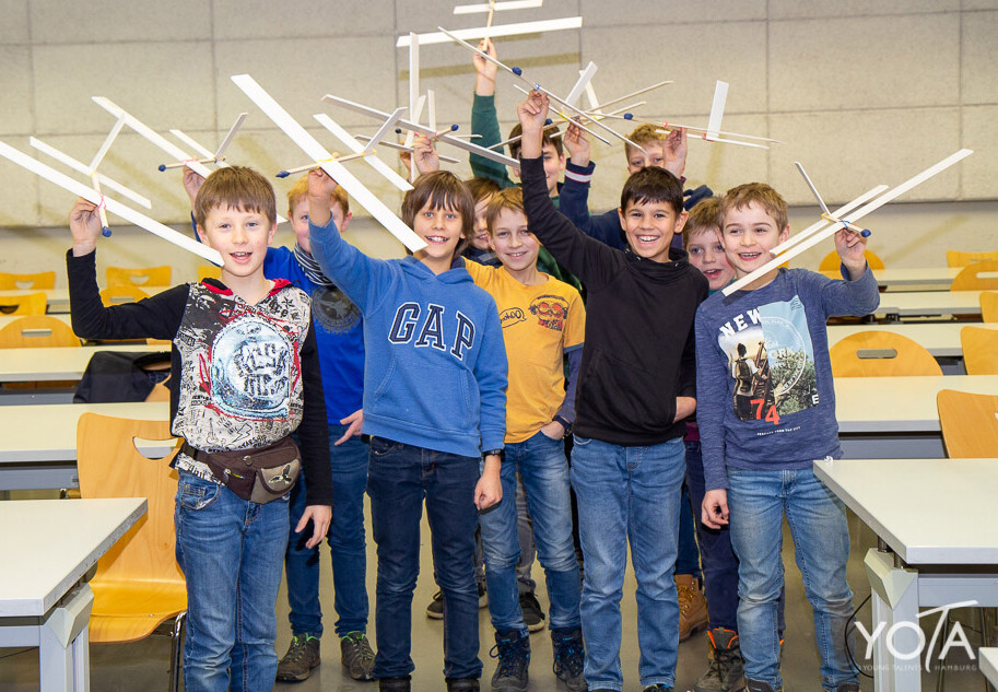 Kids im Feriencamp YOTA mit selbstgebauten Fliegern.