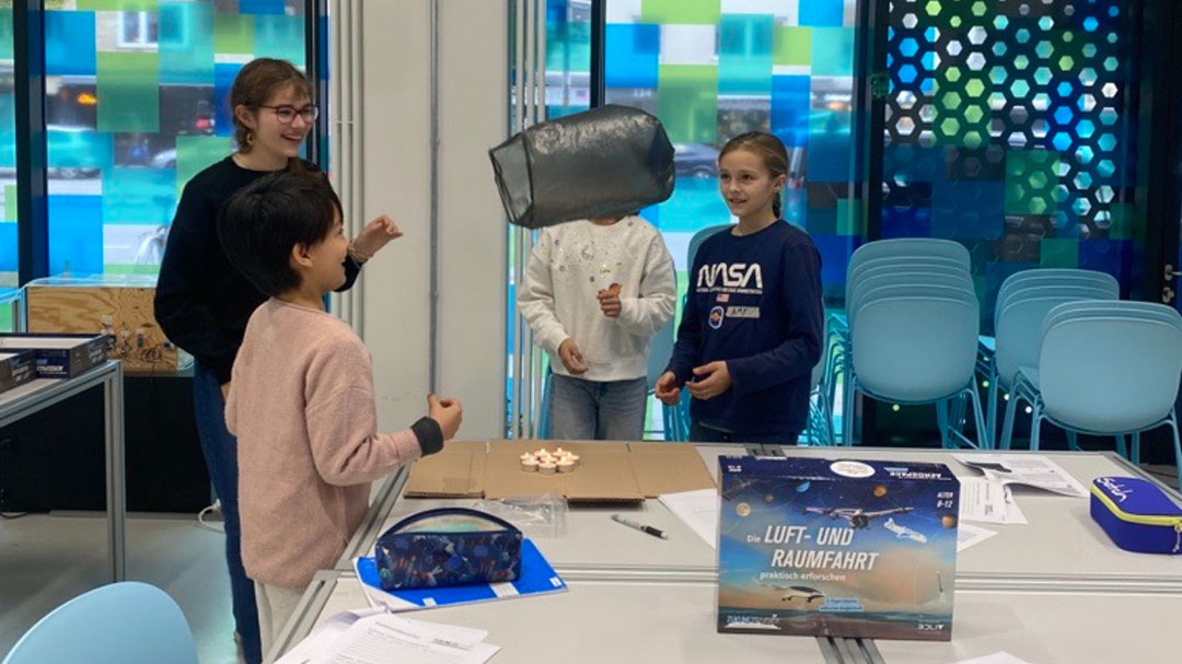 Für Schülerinnen und Schüler der Klasse 3–6 entwickelt: der Zukunftsflieger-Experimentierkasten