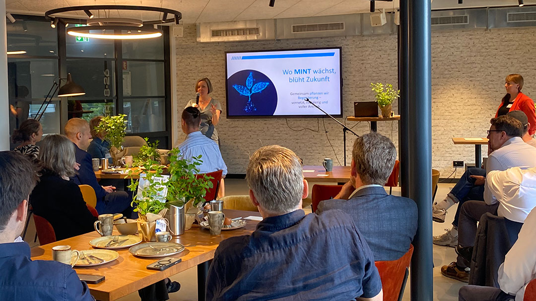 Meeting zum Jahresrückblick in großer Runde.